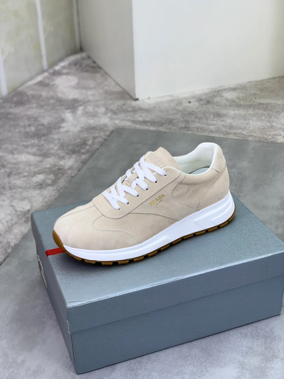 Men's Men's Shoes 💰P560 💰【New Style】 The latest model of high-quality PRADA classic men's shoes has been launched on the official website at a 1:1 replica, synchronized in Hong Kong and on the same catwalk; all made of calfskin➕imported cowhide lining, 🍡🍡original rubber outsole, non-slip and wear-resistant; comfortable on the feet, attractive style, fine workmanship, and simple and neat shoe lasts, highlighting a man's courage and toughness, 👍size 38 to 44 (45 can be customized) black White color🉑️choose